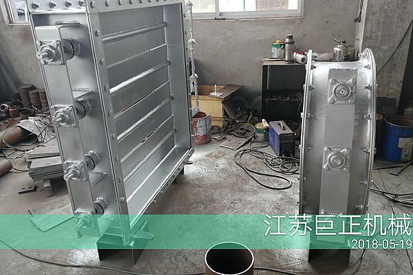 方形擋板門（寬7m），制作后期噴漆進行中