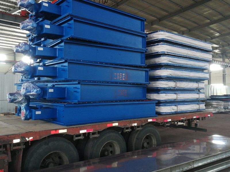 公司擋板門(mén)、膨脹節(jié)裝車(chē)過(guò)程中，準(zhǔn)備發(fā)貨了