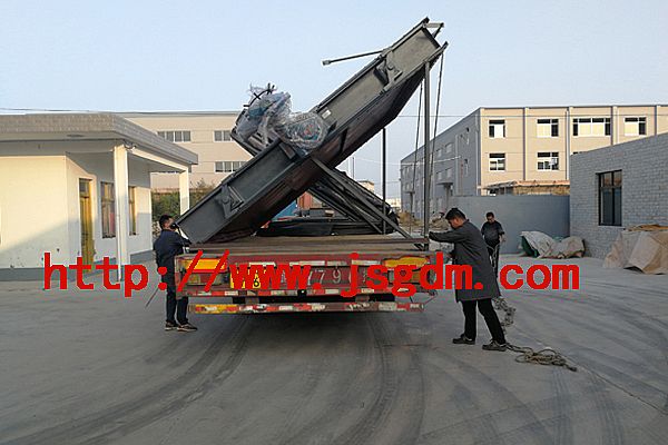 擋板門出庫，準(zhǔn)備發(fā)往安徽