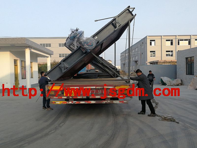 擋板門出庫，準備發(fā)往安徽