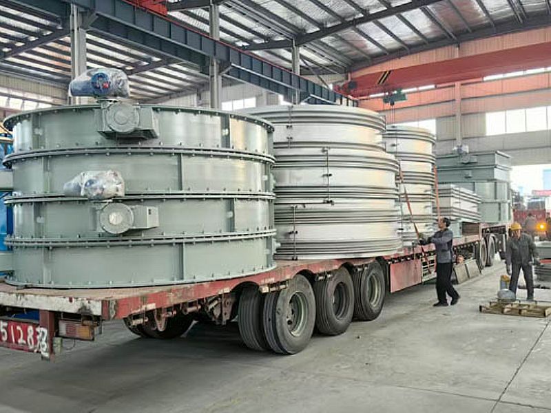 來看巨正一批擋板門的發(fā)貨現(xiàn)場