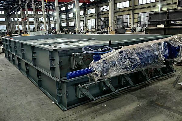 一批擋板門(mén)設(shè)備完工發(fā)貨了